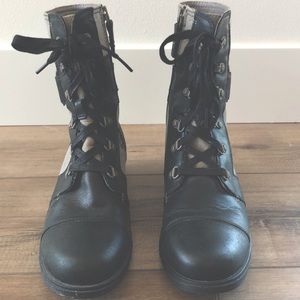 Sorel boot with strap and inside zipper